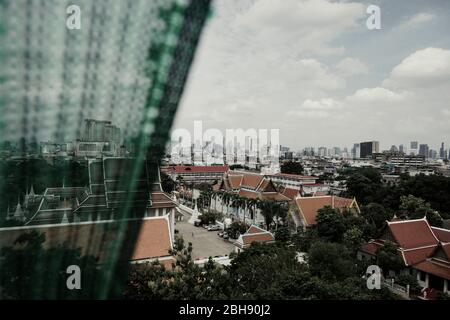 Vue sur Bangkok au Wat Saket, ancien temple bouddhiste sur une colline artificielle abrupte Banque D'Images