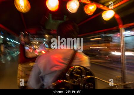 Tuk Tuk traversez Bangkok la nuit Banque D'Images