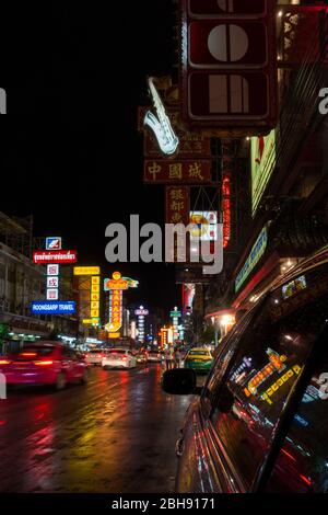 Scène de rue nocturne à Bangkok avec circulation Banque D'Images