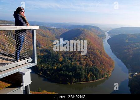 Vue depuis la voie de la voûte Saarschleife sur le Cloef près de Mettlach-Orschoz jusqu'à la Sarre (boucle de rivière), Sarre, Allemagne Banque D'Images