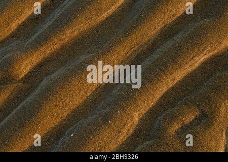 Motifs dans le sable sur le bord de mer causés par les vagues de marée. Cumbria, Royaume-Uni Banque D'Images