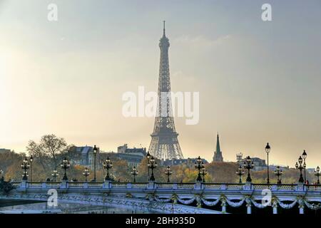 Pont Alexandre III et Tour Eiffel, Paris, Ile de France, France Banque D'Images