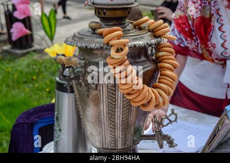 Un samovar avec des bagels sur la table. Le festival traditionnel du peuple. Banque D'Images