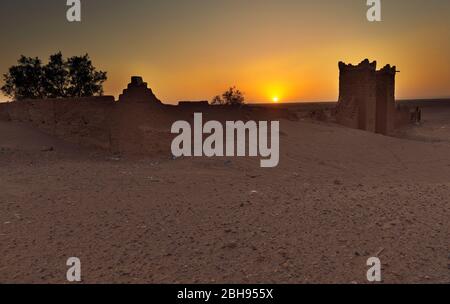 Coucher de soleil à m'Hamid El Ghizlane ou Lamhamid Ghozlane est une petite oasis à Banque D'Images