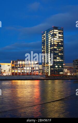 Immeuble de bureaux avec la Tour Weser à Brême Ueberseestadt au crépuscule, Brême, Allemagne Banque D'Images