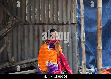 Un parent bangladais d'une victime tué dans l'effondrement du bâtiment de Rana Plaza réagit alors qu'elle et d'autres marquent le sept anniversaire de la catastrophe à t Banque D'Images