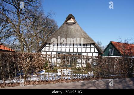 Maison à colombages, ancienne ferme en hiver, Oberneuland, Bremen, Deutschland, Europa Banque D'Images