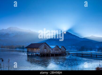 Les hangars à bateaux sur le Kochelsee en hiver, Haute-Bavière, Bavaria, Germany, Europe Banque D'Images