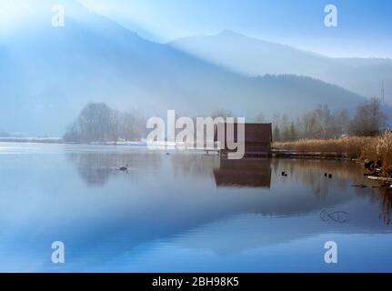 Les hangars à bateaux sur le Kochelsee en hiver, Haute-Bavière, Bavaria, Germany, Europe Banque D'Images