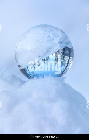 Chapelle de St. Barbara en hiver enfermée dans une boule de cristal, Tolpei, la Valle - Wengen, Val Badia, Bolzano, Dolomites, Tyrol du Sud, Italie Banque D'Images