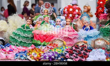 Krasnodar, Russie - 1 mai 2019: Poupées filles en robe multicolore. Poupées filles en robe multicolore Banque D'Images