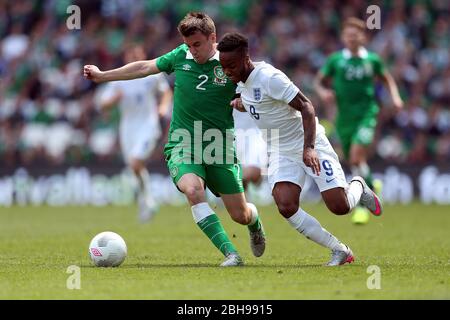 DUBLIN, REP DE L'IRLANDE. Raheem Sterling of England affronte Seamus Coleman of Ireland lors du match international amical entre la République d'Irlande et l'Angleterre au stade Aviva, Dublin, Irlande, dimanche 7 juin 2015 (Credit: MI News) Banque D'Images