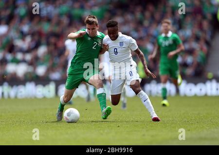 DUBLIN, REP DE L'IRLANDE. Raheem Sterling of England affronte Seamus Coleman of Ireland lors du match international amical entre la République d'Irlande et l'Angleterre au stade Aviva, Dublin, Irlande, dimanche 7 juin 2015 (Credit: MI News) Banque D'Images