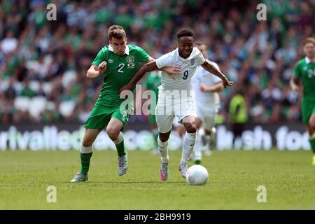 DUBLIN, REP DE L'IRLANDE. Raheem Sterling of England affronte Seamus Coleman of Ireland lors du match international amical entre la République d'Irlande et l'Angleterre au stade Aviva, Dublin, Irlande, dimanche 7 juin 2015 (Credit: MI News) Banque D'Images