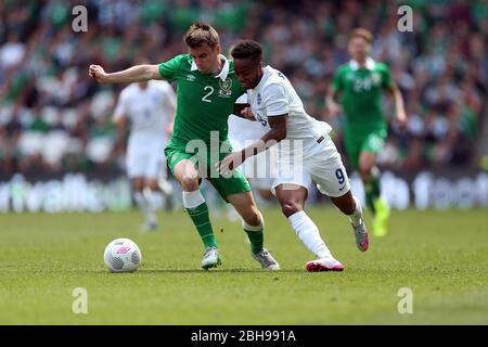 DUBLIN, REP DE L'IRLANDE. Raheem Sterling of England affronte Seamus Coleman of Ireland lors du match international amical entre la République d'Irlande et l'Angleterre au stade Aviva, Dublin, Irlande, dimanche 7 juin 2015 (Credit: MI News) Banque D'Images