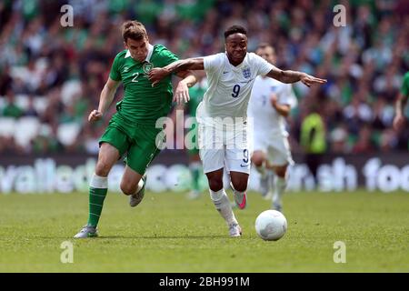 DUBLIN, REP DE L'IRLANDE. Raheem Sterling of England affronte Seamus Coleman of Ireland lors du match international amical entre la République d'Irlande et l'Angleterre au stade Aviva, Dublin, Irlande, dimanche 7 juin 2015 (Credit: MI News) Banque D'Images