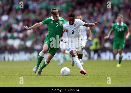 DUBLIN, REP DE L'IRLANDE. Raheem Sterling of England affronte Seamus Coleman of Ireland lors du match international amical entre la République d'Irlande et l'Angleterre au stade Aviva, Dublin, Irlande, dimanche 7 juin 2015 (Credit: MI News) Banque D'Images