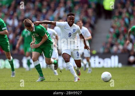 DUBLIN, REP DE L'IRLANDE. Raheem Sterling of England affronte Seamus Coleman of Ireland lors du match international amical entre la République d'Irlande et l'Angleterre au stade Aviva, Dublin, Irlande, dimanche 7 juin 2015 (Credit: MI News) Banque D'Images