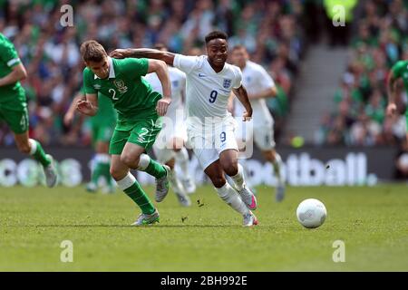 DUBLIN, REP DE L'IRLANDE. Raheem Sterling of England affronte Seamus Coleman of Ireland lors du match international amical entre la République d'Irlande et l'Angleterre au stade Aviva, Dublin, Irlande, dimanche 7 juin 2015 (Credit: MI News) Banque D'Images