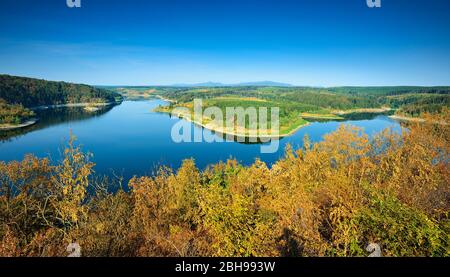 Vue sur le barrage de Rappbode dans le Harz, à l'horizon des montagnes de Brocken et de Wurmberg, automne près d'Elbingerode, Saxe-Anhalt, Allemagne Banque D'Images