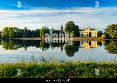 L'automne dans le parc Wörlitz, l'église et le château se reflètent dans le lac, le jardin de Dessau-Wörlitzer royaume, Wörlitz, Saxe-Anhalt, Allemagne Banque D'Images