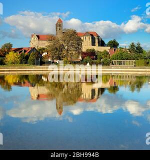 Allemagne, Saxe-Anhalt, Quedlinburg, colline du château avec collégiale de Saint-Servatius, réflexion sur l'eau, patrimoine mondial de l'UNESCO Banque D'Images