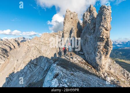 Deux randonneurs sur le sentier de haute qualité Bepi Zac, Costabella Ridge, Marmolada Group, Dolomites, Fassa Valley, Trento province, Trentin-Haut-Adige, Italie Banque D'Images