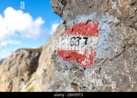 Sentier de randonnée peint sur un rocher le long du sentier de haute-piste de Bepi Zac, de la crête de Costabella, du groupe de Marmolada, des Dolomites, de la vallée de Fassa, de la province de trente, du Trentin-Haut-Adige, Italie Banque D'Images