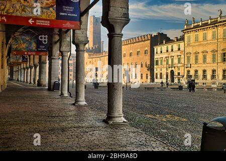 Mantoua, Italie. Vue du matin et de l'automne sur la Piazza Sordello depuis le portique médiéval du Palazzo del Capitano. Les anciens palais donnent sur la place. Banque D'Images