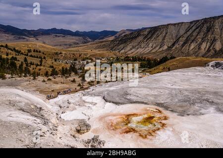 USA, Wyoming, Yellowstone National Park, Mammoth Hot Springs, donnent sur la terrasse principale Banque D'Images