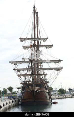 Galion espagnol la Pepa amarré dans la chaîne du port de Valence Banque D'Images