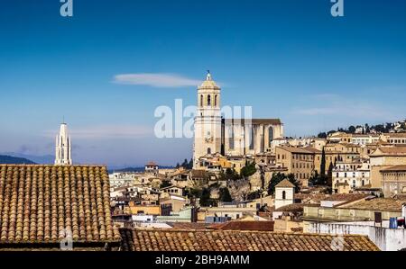 Vue sur Gérone et la cathédrale Santa María de Gérone en automne Banque D'Images