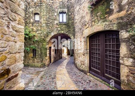 Ruelle de village de Pals en automne. Lieu d'intérêt historique Banque D'Images