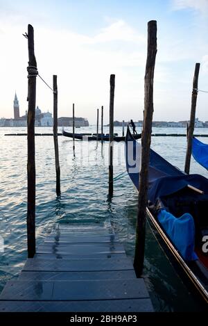 Les gondoles et les gondoles en gondole à Venise au lever du soleil en janvier sont vus de la Piazza San Marco -San Giorgio Maggiore en arrière-plan Banque D'Images