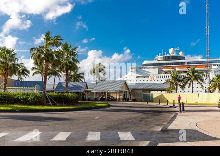 Bateaux de croisière dans le port de Freeport, Grand Bahama, Bahamas, Caraïbes, Atlantique, Amérique centrale Banque D'Images