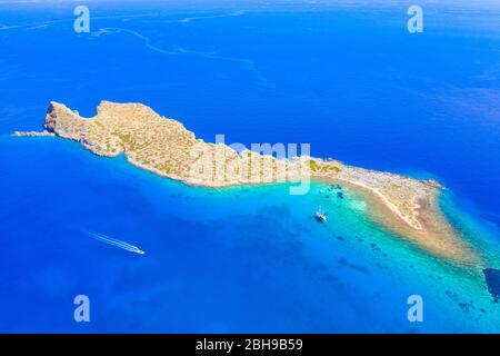 Glaronisi île près de la magnifique plage de Kolokitha, Elounda, Crète, Grèce. Banque D'Images