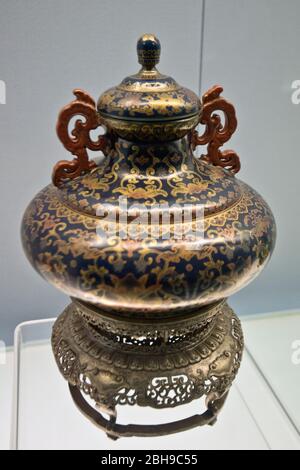 Vase à vitrage bleu avec motif doré et argenté de pêches - Jingdezhen Ware - Quianlong Reing (1736-1795 AD) dynastie Qing. Musée de Shanghai Banque D'Images