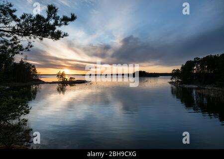 Coucher de soleil sur l'île Stora Halsön, archipel d'Inkoo, Finlande Banque D'Images