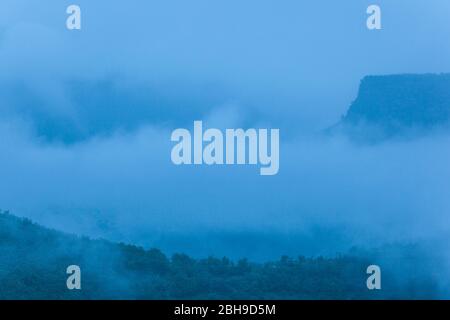 L'Arménie, Canyon Débède, Alaverdi, high angle view canyon avec brouillard, crépuscule Banque D'Images