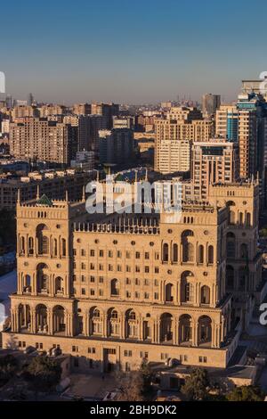 L'Azerbaïdjan, Bakou, high angle skyline avec Dom Gouvernement soviétique House, dusk Banque D'Images