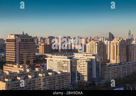 L'Azerbaïdjan, Bakou, high angle skyline du centre de Bakou, dusk Banque D'Images