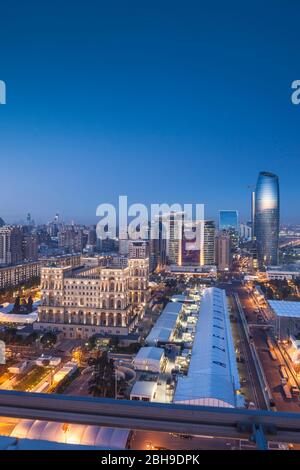 L'Azerbaïdjan, Bakou, high angle skyline avec Dom Gouvernement soviétique House, dusk Banque D'Images