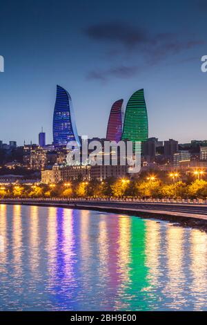 L'Azerbaïdjan, Bakou, Bulvar, Promenade, ville skyine avec Flame Towers, dusk Banque D'Images