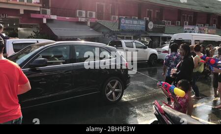 KO CHANG, THAÏLANDE - 13 AVRIL 2018: Songkran festival - les gens pulvérisent l'eau l'un à l'autre, aussi en utilisant des seaux avec de l'eau froide et de la craie de talc après Banque D'Images