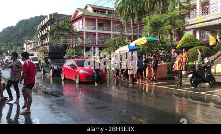 KO CHANG, THAÏLANDE - 13 AVRIL 2018: Songkran festival - les gens pulvérisent l'eau l'un à l'autre, aussi en utilisant des seaux avec de l'eau froide et de la craie de talc après Banque D'Images