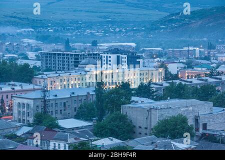 La Géorgie, Gori, augmentation de la ville de Gori Fortress, dusk Banque D'Images