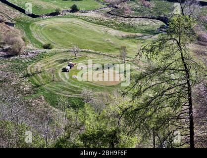 Giggleswick, Yorkshire du Nord, Royaume-Uni. 24 avril 2020. Dans le beau soleil de printemps et avec le terrain de golf fermé en raison de Covid-19 un eaux de mer un des verts. Ces dernières semaines ont vu peu de pluie, par rapport aux inondations de l'hiver. Installez-vous et le Giggleswick Golf Club, dans le North Yorkshire. Crédit: John Bentley/Alay Live News Banque D'Images