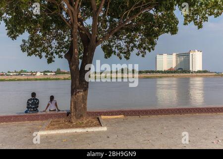 Cambodge, Phnom Penh, les gens le long de Tonle SAP Riverfront, pas de rejets Banque D'Images