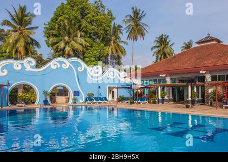 Cambodge, Sihanoukville, Independence Beach, Hôtel Independence des années 1960, piscine Banque D'Images