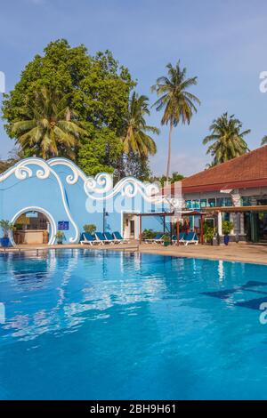 Cambodge, Sihanoukville, Independence Beach, Hôtel Independence des années 1960, piscine Banque D'Images